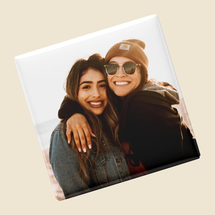 Imã com foto de duas amigas abraçadas