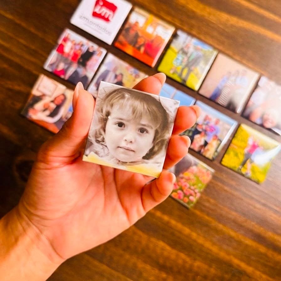 Imã personalizado com retrato sépia de criança sobre a coleção de imãs
